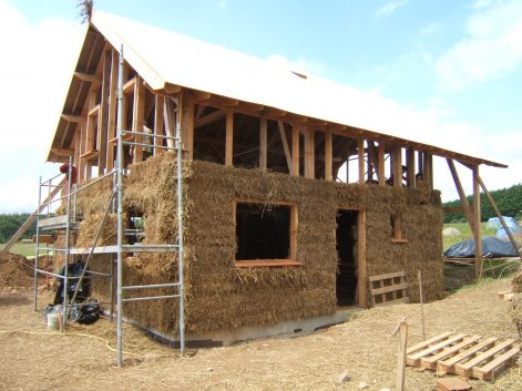 2007, Silfiac (56) – Lucile et Claude – Christelle – Murs paille et corps d’enduit terre 11