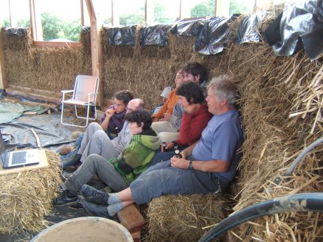 2007, Silfiac (56) – Lucile et Claude – Christelle – Murs paille et corps d’enduit terre 7