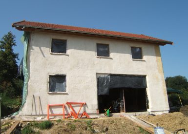 2007 – St Moreil (23) – Fanny et Jérôme – Christelle – Chantier corps d’enduit terre intérieur sur mur paille (poteau-poutre) 1