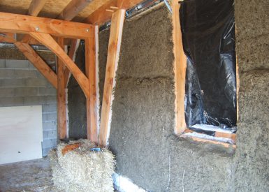 2007 – St Moreil (23) – Fanny et Jérôme – Christelle – Chantier corps d’enduit terre intérieur sur mur paille (poteau-poutre) 3