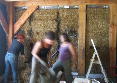 2007 – St Moreil (23) – Fanny et Jérôme – Christelle – Chantier corps d’enduit terre intérieur sur mur paille (poteau-poutre) 4