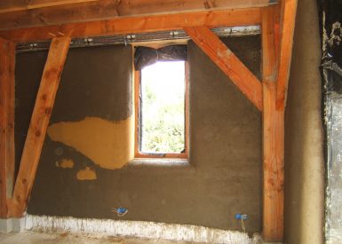 2007 – St Moreil (23) – Fanny et Jérôme – Christelle – Chantier corps d’enduit terre intérieur sur mur paille (poteau-poutre) 7