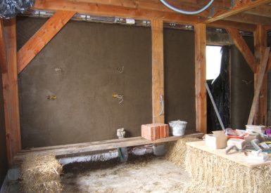 2007 – St Moreil (23) – Fanny et Jérôme – Christelle – Chantier corps d’enduit terre intérieur sur mur paille (poteau-poutre) 8