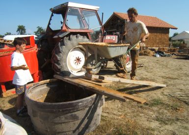 2008 (Juin) – St Etienne de Mer Morte (44) – Jacques – Christelle – Chantier paille et corps d’enduit terre 11