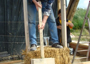 2008 (Juin) – St Etienne de Mer Morte (44) – Jacques – Christelle – Chantier paille et corps d’enduit terre 2