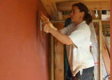 2008 (Octobre) – St Etienne de Mer Morte (44) – Jacques – Christelle – Chantier enduits de finition terre + pisé + terre-paille 12