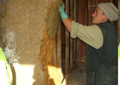 2008 (Octobre) – St Etienne de Mer Morte (44) – Jacques – Christelle – Chantier enduits de finition terre + pisé + terre-paille 6