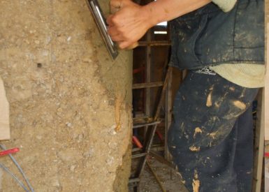 2008 (Octobre) – St Etienne de Mer Morte (44) – Jacques – Christelle – Chantier enduits de finition terre + pisé + terre-paille 8