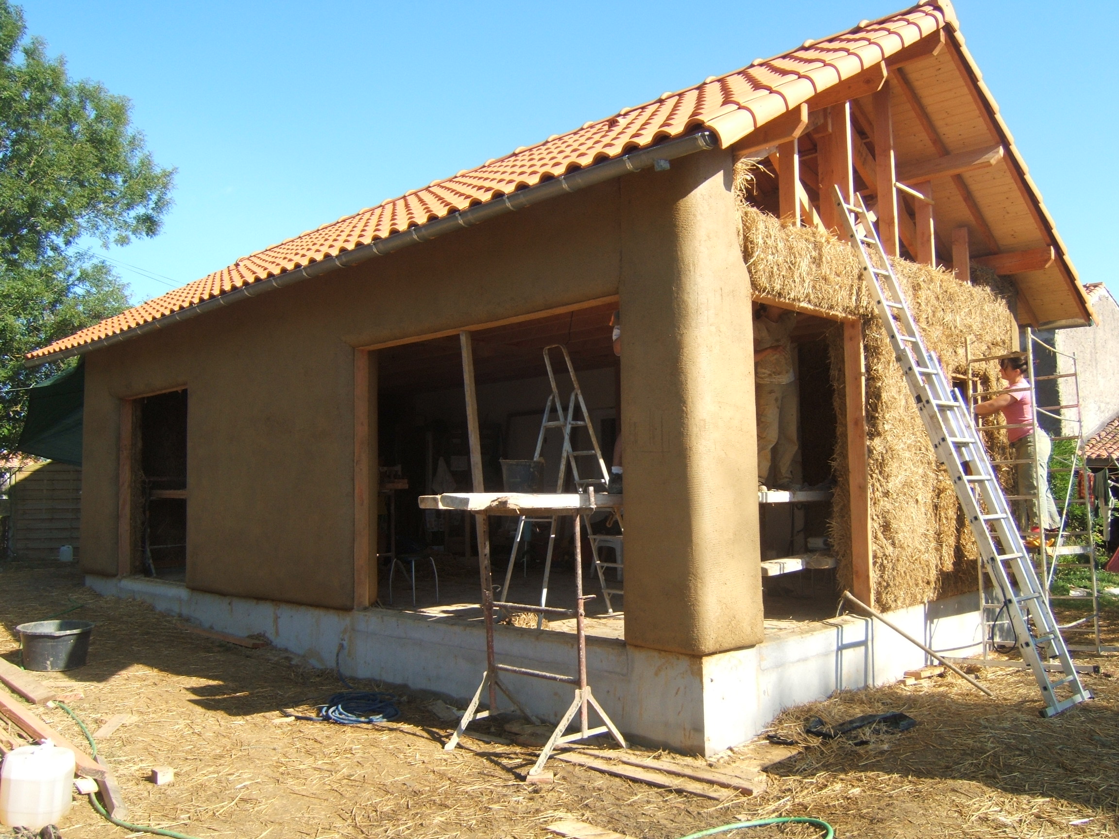Extension en paille et corps d'enduit en terre chez Fanny et Anthony — free download