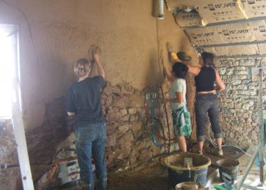 2008 – St Malo de Guersac (44) – Gladys et Jean-Marie – Christelle – Rénovation (corps d’enduit terre sur mur pierres + décorations) 3