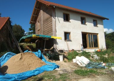 2008 – St Moreil (23) – Fanny et Jérôme – Christelle – Chantier enduits de finition terre + terre-paille 1