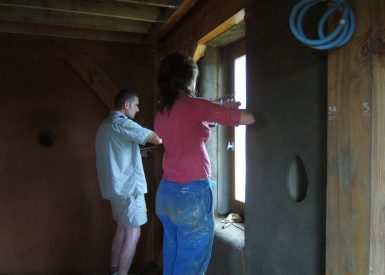 2008 – St Moreil (23) – Fanny et Jérôme – Christelle – Chantier enduits de finition terre + terre-paille 5