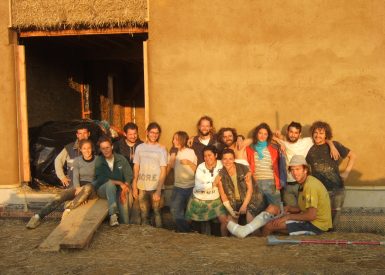 2008 – Surzur (56) – Aurélie et Mickaël – Christelle – Chantier paille et corps d’enduit terre 1