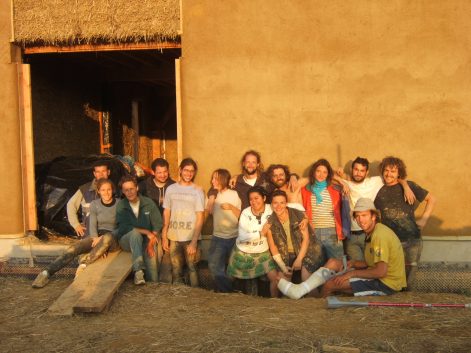 2008 – Surzur (56) – Aurélie et Mickaël – Christelle – Chantier paille et corps d’enduit terre 1