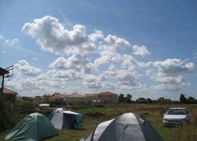 2008 (juillet) – St Brévin les Pins (44) – Agnès et Greg – Christelle – Chantier paille et corps d’enduit terre + terre-paille + adobes 3