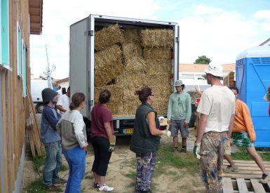 2008 (juillet) – St Brévin les Pins (44) – Agnès et Greg – Christelle – Chantier paille et corps d’enduit terre + terre-paille + adobes 7