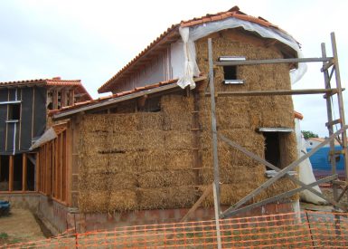 2009 – Bouguenais (44) – Gaëlle et Roland – Christelle – Corps d’enduit terre sur paille + mur arrondi + décorations 8