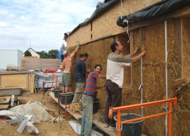 2009 – Nort sur Erdre – Annie et Christian – Christelle – corps d’enduit sur murs paille 30