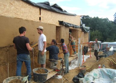 2009 – Nort sur Erdre – Annie et Christian – Christelle – corps d’enduit sur murs paille 43