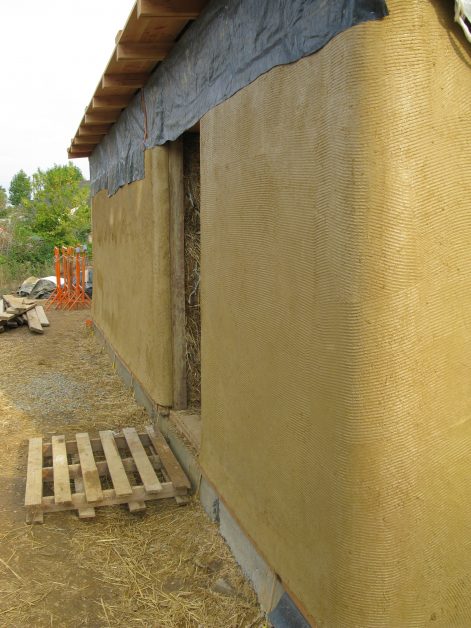 2009 – Nort sur Erdre – Annie et Christian – Christelle – corps d’enduit sur murs paille 84