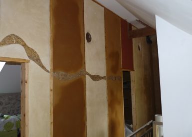 2009 – St Malo de Guersac (44) – Gladys et Jean-Marie – Christelle – Rénovation – Enduits de finition terre sur cloisons terre-paille + décorations 4