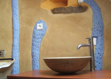 2009 – St Malo de Guersac (44) – Gladys et Jean-Marie – Christelle – Rénovation – Enduits de finition terre sur cloisons terre-paille + décorations 9