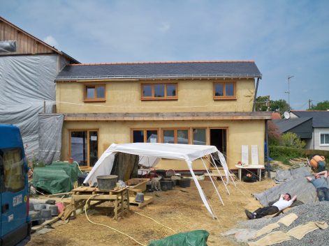 2010 – Nort sur Erdre – Cécile et Michel – Christelle – enduits de finition terre intérieur sur terre et fermacell + décorations 1