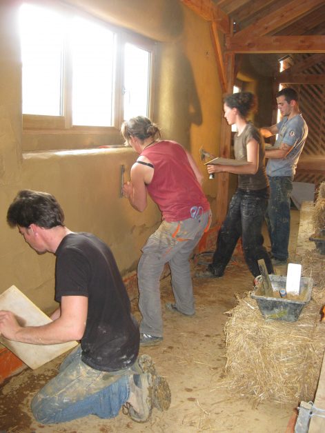 2010 – Nort sur Erdre – Cécile et Michel – Christelle – enduits de finition terre intérieur sur terre et fermacell + décorations 8