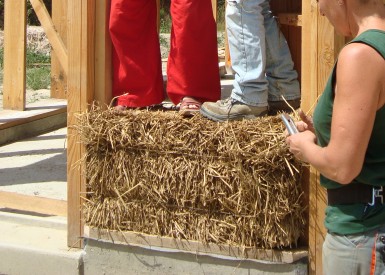 2010 – Plumaudan (22) – Clarisse et Samuel – Christelle – Pose des bottes de paille et corps d’enduit terre extérieur 5