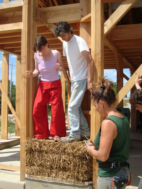 2010 – Plumaudan (22) – Clarisse et Samuel – Christelle – Pose des bottes de paille et corps d’enduit terre extérieur 5