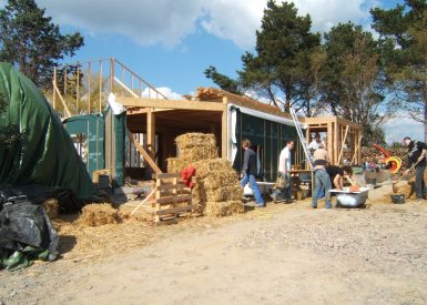 La Bernerie en Retz (44) – 2006 (Avril) – Claire et Mathieu – Christelle – pose bottes et corps d’enduit en terre (3)