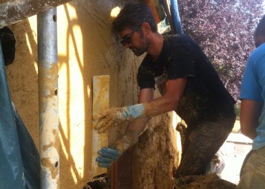 La Bohalle -49-2016-Pauline et Christophe-Mickael Verger-Chantier participatif -Rénovation de pignon en bottes de paille et enduit terre-10