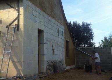 La Bohalle -49-2016-Pauline et Christophe-Mickael Verger-Rénovation de pignon en bottes de paille et enduit terre-12