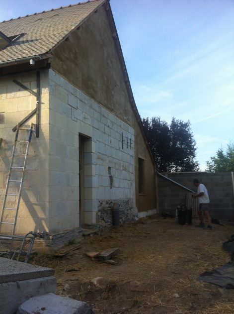 La Bohalle -49-2016-Pauline et Christophe-Mickael Verger-Rénovation de pignon en bottes de paille et enduit terre-12