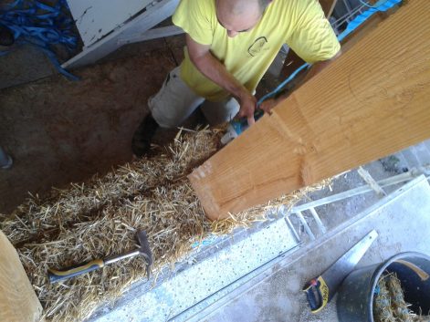 La Bohalle -49-2016-Pauline et Christophe-Mickael Verger-Rénovation de pignon en bottes de paille et enduit terre-2