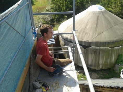 La Bohalle -49-2016-Pauline et Christophe-Mickael Verger-Rénovation de pignon en bottes de paille et enduit terre-5