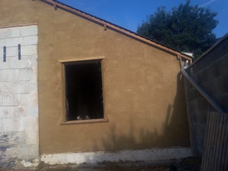 La Bohalle -49-2016-Pauline et Christophe-Mickael Verger-Rénovation de pignon en bottes de paille et enduit terre-9