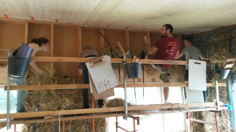 Lannion-22-juin 2016-Nathalie et Gilles-Mickael Verger-Maison paille-mise en place des bottes