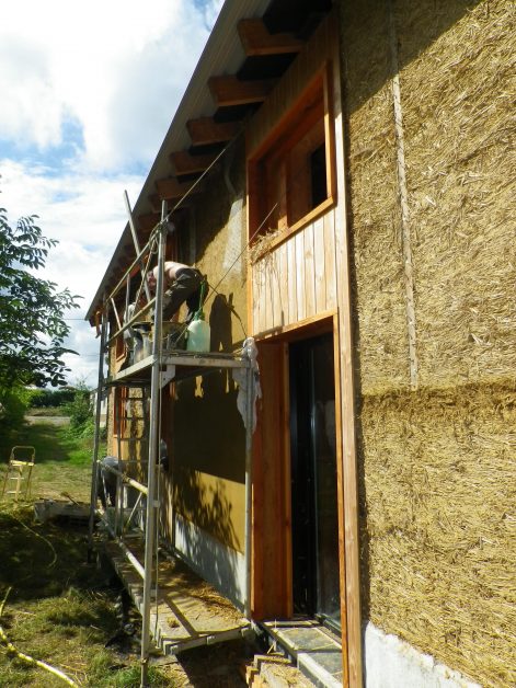 Machecoul-44-2013-Ben et Laure-Mickael Verger-Corps d’enduit terre extérieur sur terre-paille banché autoconstructeur-5