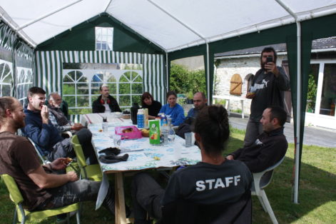 Saint-mars-du-desert-paille-equipe-benevole