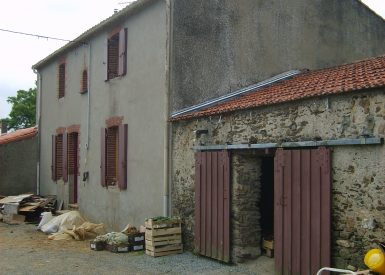 2013 (Juin) – St Mars de Coutais (44) – Cendrine et Patricia – Christelle – Rénovation – ITI – Corps d’enduit intérieur sur mur en pierre 1