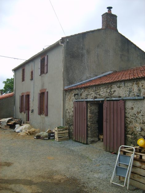2013 (Juin) – St Mars de Coutais (44) – Cendrine et Patricia – Christelle – Rénovation – ITI – Corps d’enduit intérieur sur mur en pierre 1