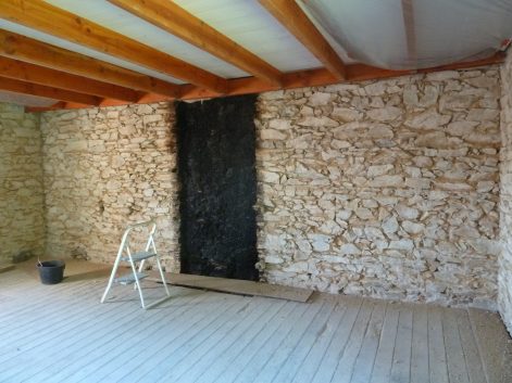 2013 (Juin) – St Mars de Coutais (44) – Cendrine et Patricia – Christelle – Rénovation – ITI – Corps d’enduit intérieur sur mur en pierre 2