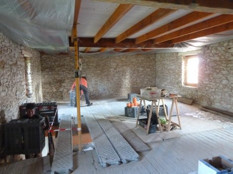 2013 (Juin) – St Mars de Coutais (44) – Cendrine et Patricia – Christelle – Rénovation – ITI – Corps d’enduit intérieur sur mur en pierre 3