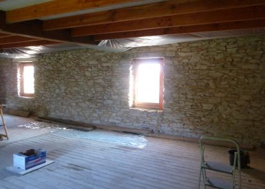 2013 (Juin) – St Mars de Coutais (44) – Cendrine et Patricia – Christelle – Rénovation – ITI – Corps d’enduit intérieur sur mur en pierre 4