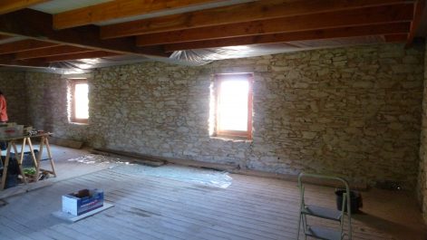 2013 (Juin) – St Mars de Coutais (44) – Cendrine et Patricia – Christelle – Rénovation – ITI – Corps d’enduit intérieur sur mur en pierre 4
