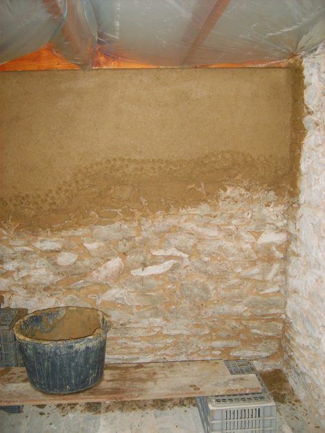 2013 (Juin) – St Mars de Coutais (44) – Cendrine et Patricia – Christelle – Rénovation – ITI – Corps d’enduit intérieur sur mur en pierre 7