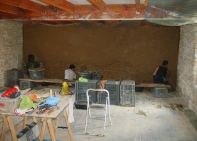 2013 (Juin) – St Mars de Coutais (44) – Cendrine et Patricia – Christelle – Rénovation – ITI – Corps d’enduit intérieur sur mur en pierre 8