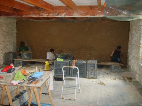 2013 (Juin) – St Mars de Coutais (44) – Cendrine et Patricia – Christelle – Rénovation – ITI – Corps d’enduit intérieur sur mur en pierre 8