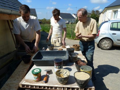 2013 – La Chapelle Saint Sauveur (44) – Béné et Nico – Christelle – Chantier participatif terre-paille + finitions terre intérieur 5